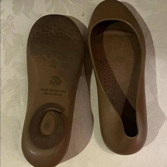 Okabashi Tan Women's Flats - Picture 6 of 6